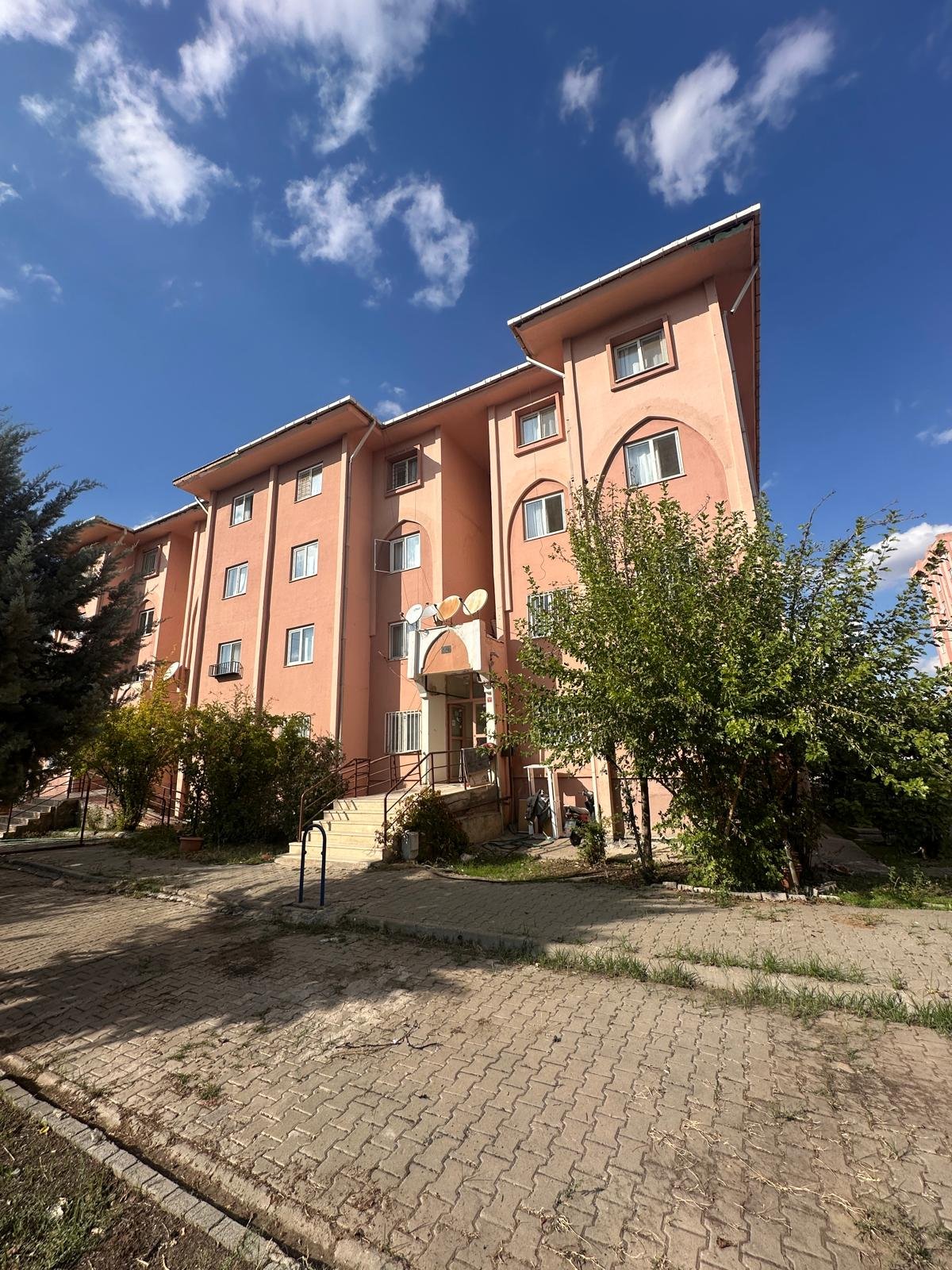 ÜÇKULAR 3 KATLI TOKİDE ACİL ACİL SATILIK 2+1 BAKIMLI DAİRE!!